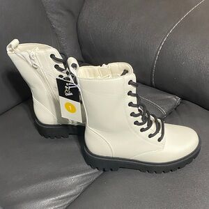 art class Kids Cream and Black Lace-Up Boots